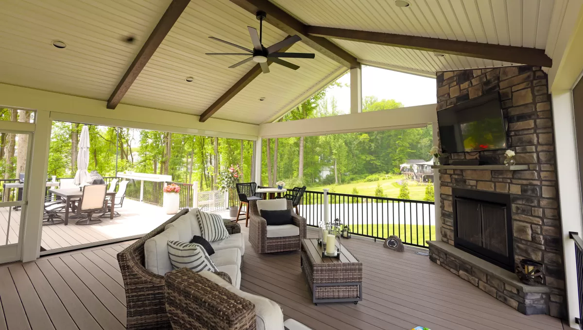 Deck Space &amp; Outdoor Fireplace